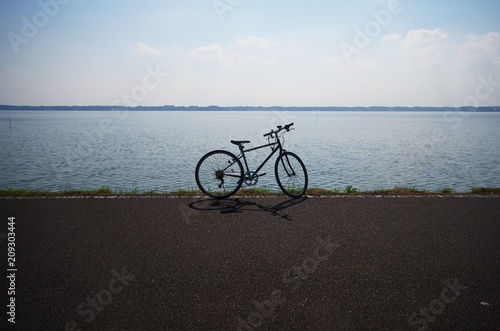自転車と湖