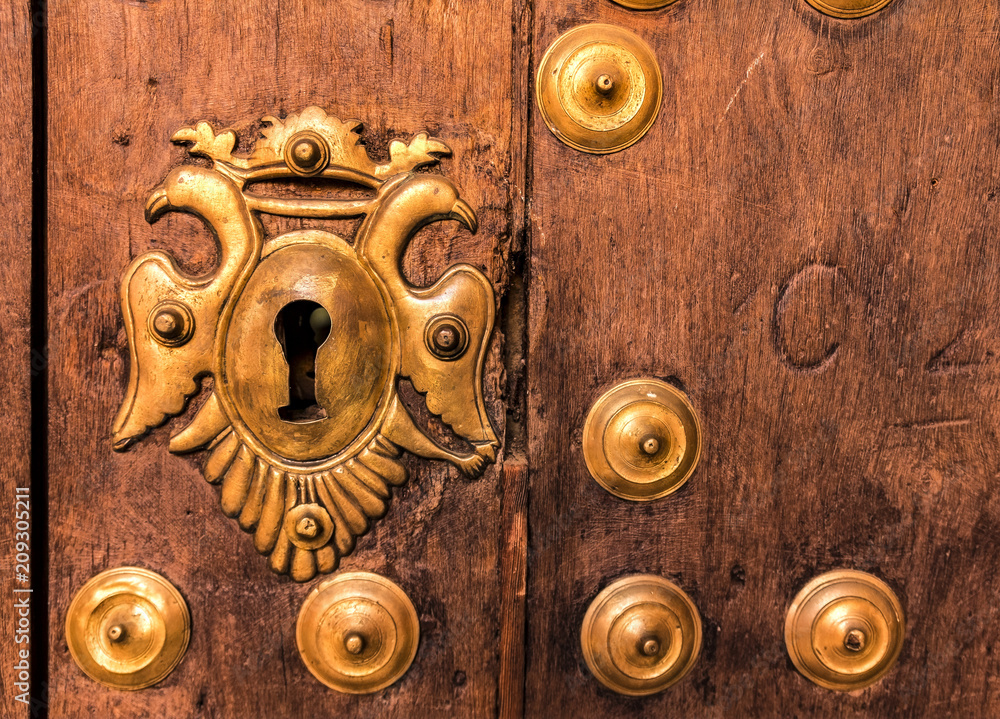 Cerradura antigua en una puerta de Madera foto de Stock | Adobe Stock