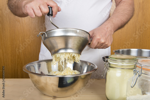 Cocinero italiano preparando una masa con patata cocida y harina para cocinar gncchi o ñoqui