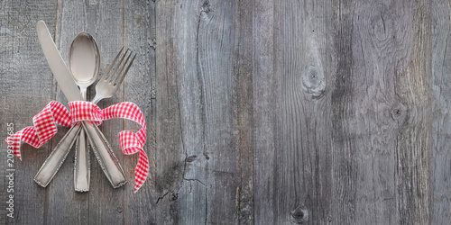 Besteck auf Holz mit Freifläche