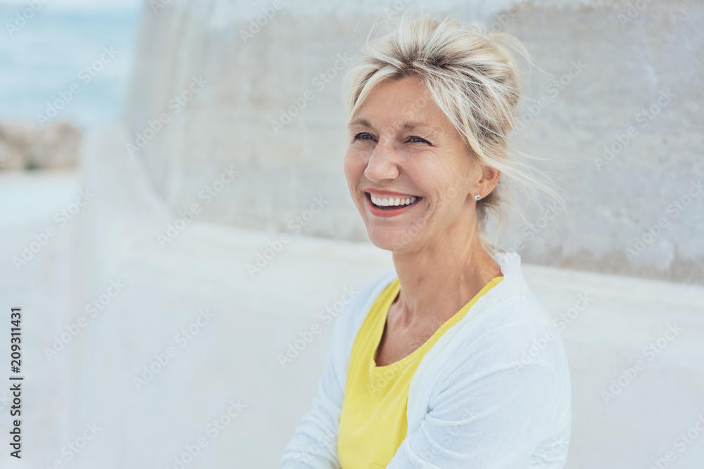 lächelnde ältere Frau genießt den Urlaub 