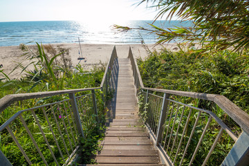 Fototapete Abstieg zum Strand Holztreppe von der Klippe zum Sand  © johnkruger1