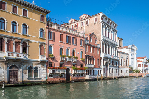 Fototapeta Naklejka Na Ścianę i Meble -  Romantic canal in center of Venice. Italy