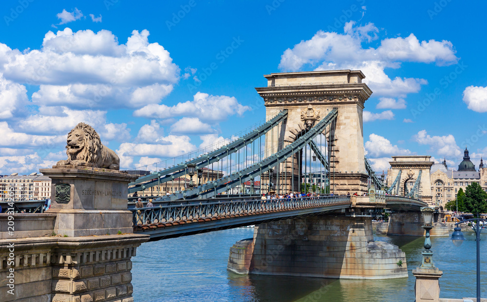 Obraz premium Chain Bridge over the Danube in Budapest, Hungary