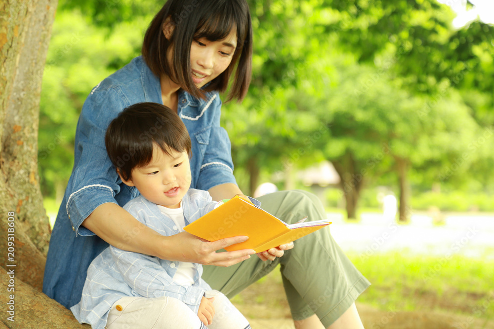 本を読む親子 本を読む親子