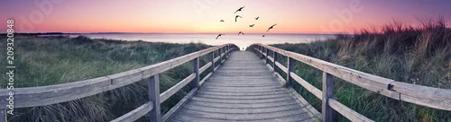 Obraz drewniany pomost i romantyczna plaża