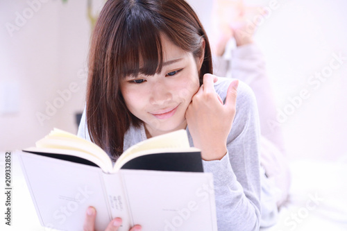 本を読む女性