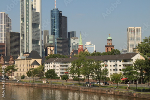 Frankfurt  Mainkai und Skyline
