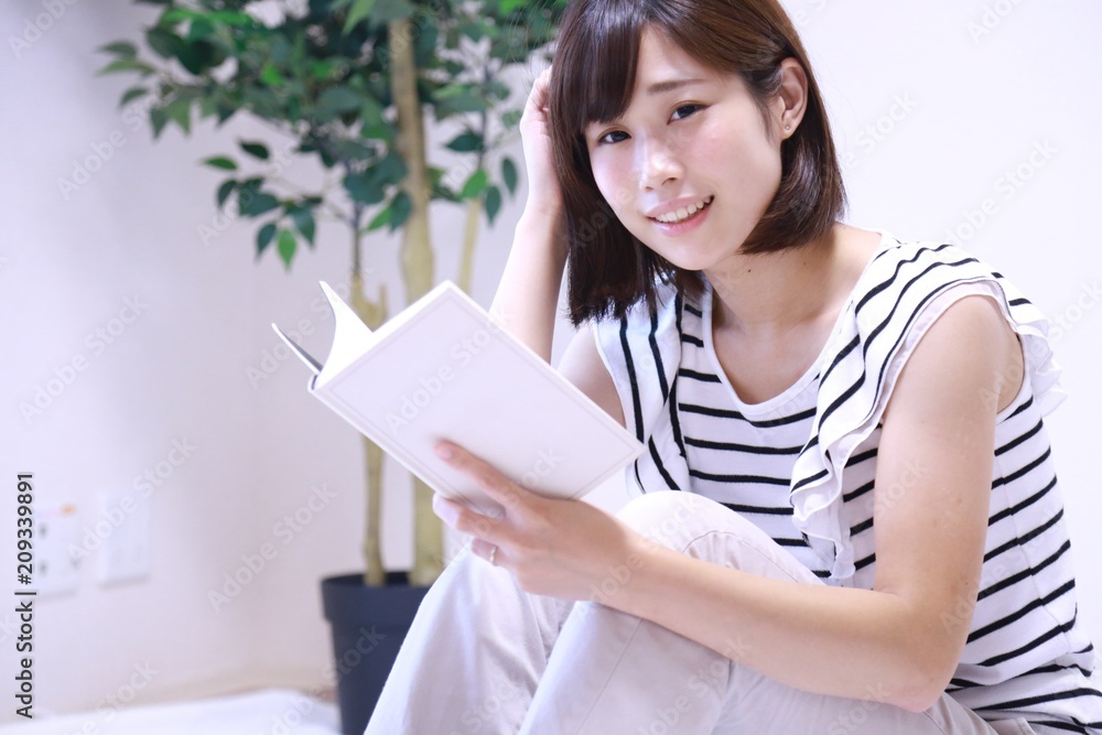 本を読む女性 本を読む女性
