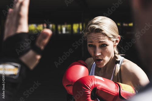 Man and woman in boxing training © Westend61
