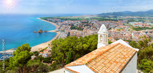 Foto Coast, Chapel of John Baptist, rock Sa Palomera and architecture of Spanish beach resort Blanes in summertime