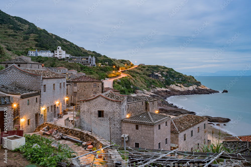 Obraz premium Night view of the historical Qinbi Village
