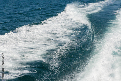 Sea waves splashing, yacht track © Mountains Hunter