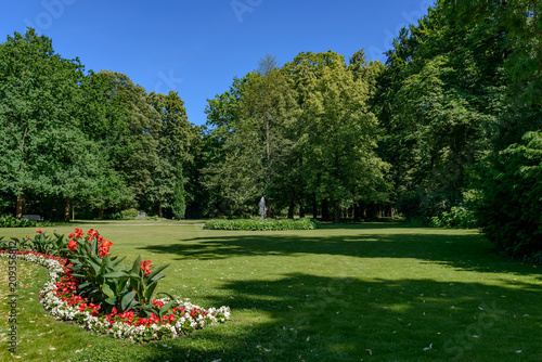 Blumenrabatte und Springbrunnen im denkmalgeschützten Gutspark Berlin-Britz photo