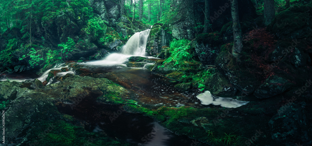 Wasserfall Panorama im Wald