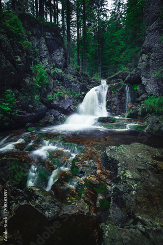 Wasserfall in unberührter Natur