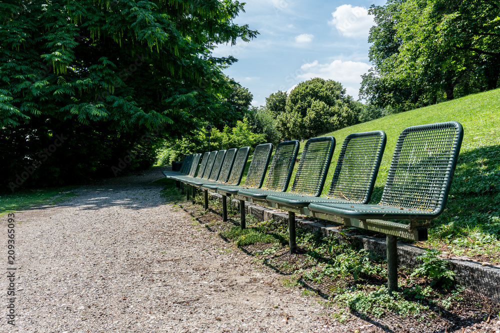 Bankreihe in einem Park