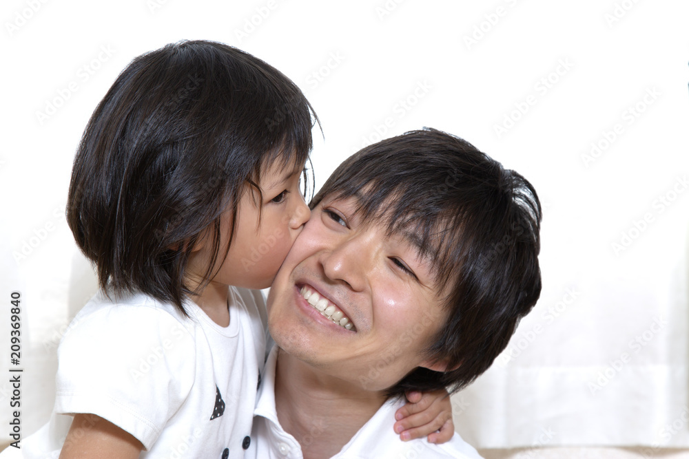 幼い娘にキスされる父親 幸せな家族シーン Stock Photo Adobe Stock