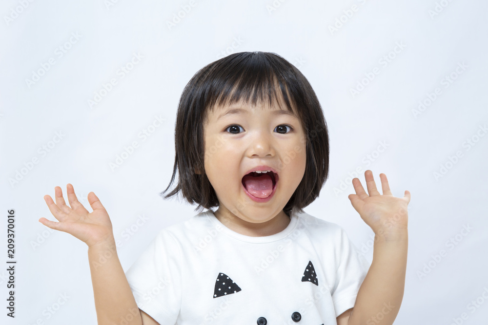 感激喜び手を上げる幼い女の子 感激喜び手を上げる幼い女の子