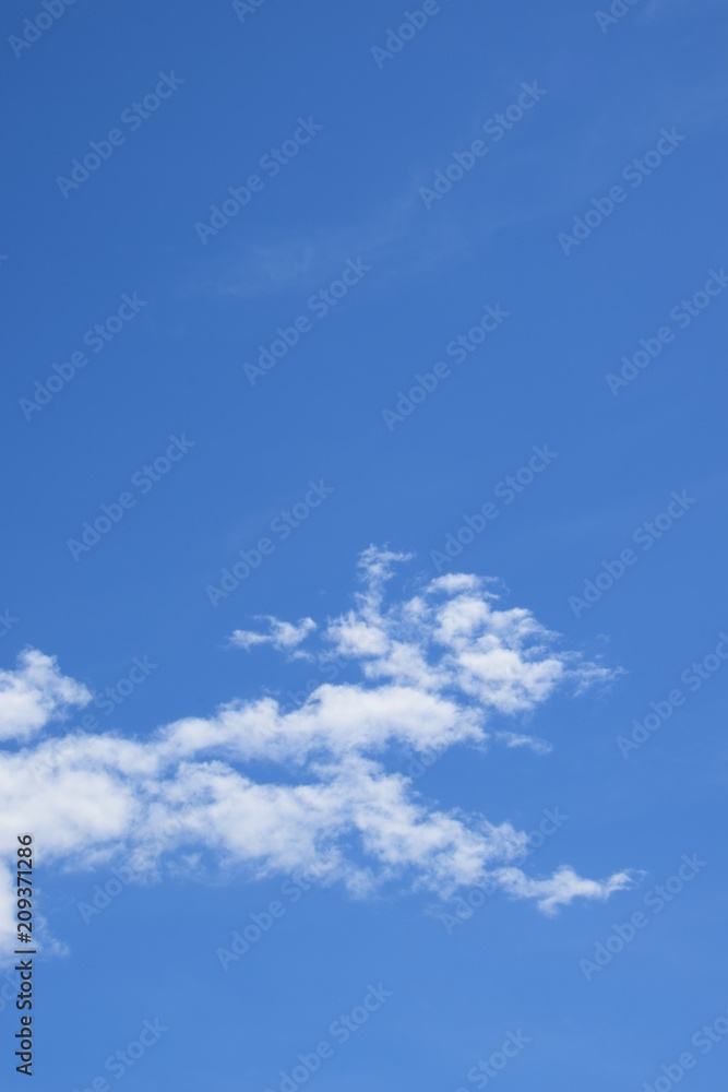 Blauer Himmel und Wolken