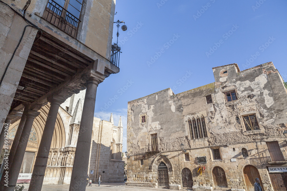  Historic center close to cathedral, gothic buildings, Pla de la Seu square, Tarragona.Spain.