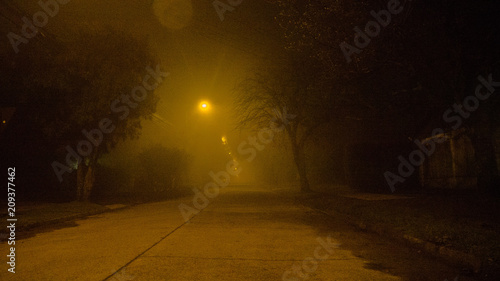 calle en la neblina