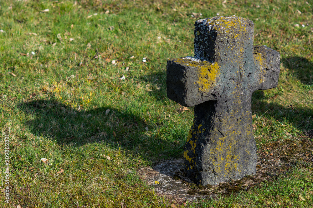 Friedhof mit Kreuzen aus Stein Soldatenfriedhof Friedhof mit Kreuzen aus Stein Soldatenfriedhof
