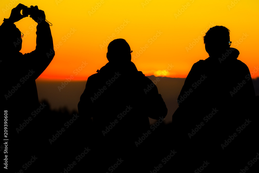 Fototapeta premium Watch the sun go down