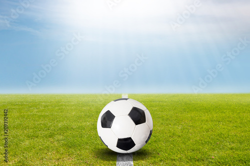 Fu  ball auf dem Rasen von Spielfeld mit blauem Himmel