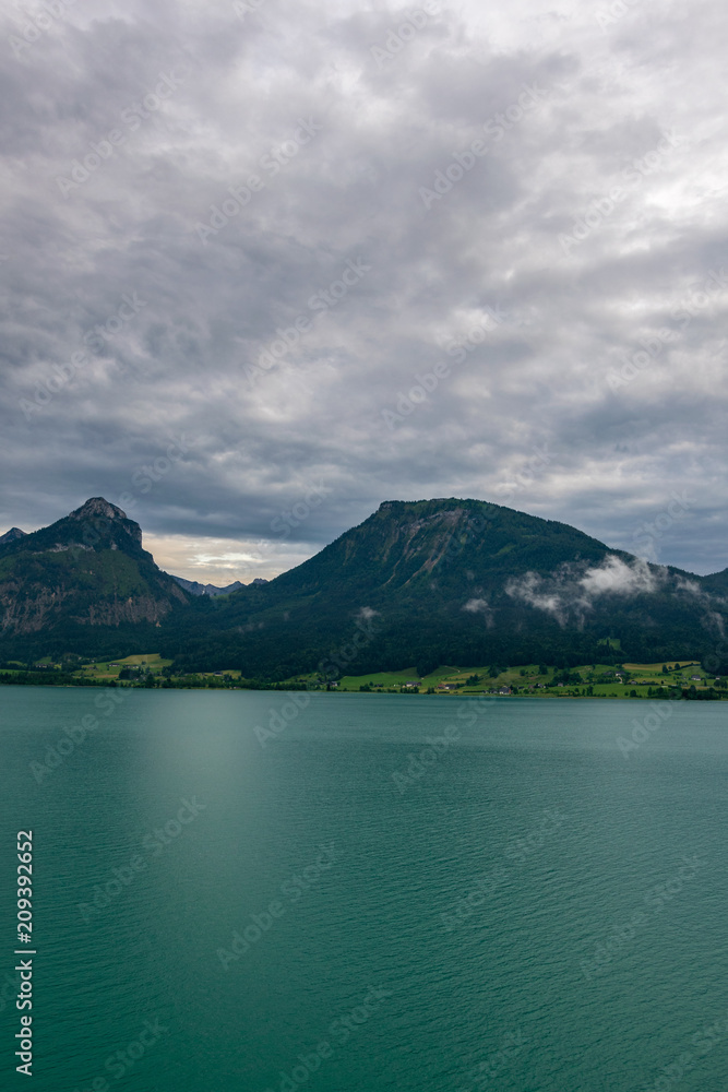 Blick auf Berge an einem See welcher Wolfgangsee genannt wird in Österreich im Salzkammergut