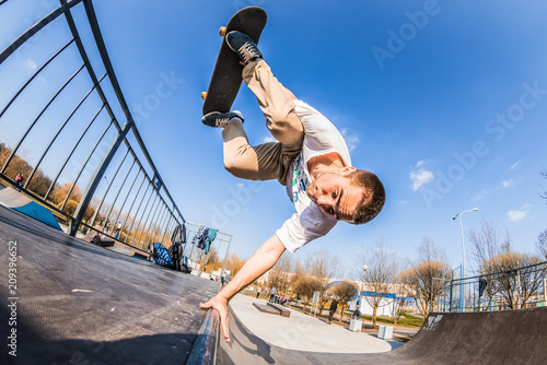 Foto Skater make handplant in mini ramp in skatepark