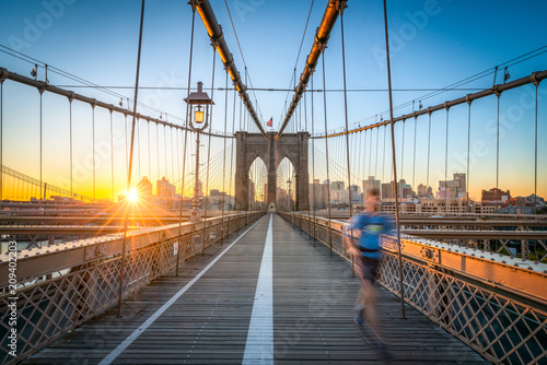 Jogger auf der Brooklyn Bridge in New York City, USA photo