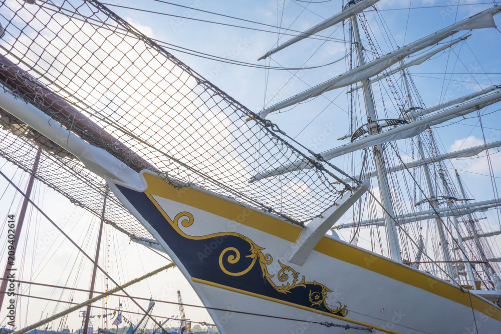 Obraz premium Rigging of a tall ship in a port in sunlight in spring