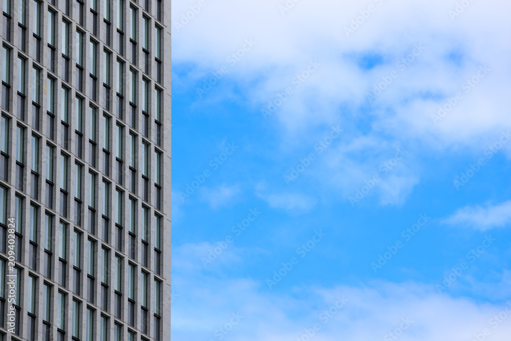 Fototapeta premium 高層ビルと青空