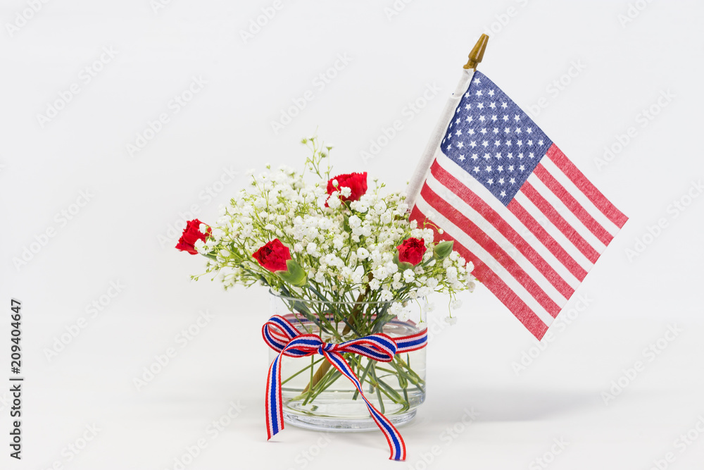 Obraz premium Red and white flower and US flag against white background, 