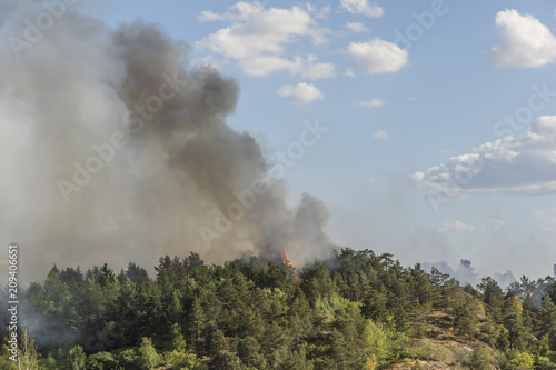Photography En kraftig skogsbrand brinner på berget ovanför Marinstaden i Nacka där rök och