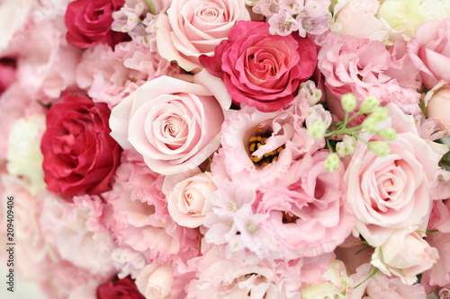 ピンクのテーブル装花 © 大輔 境