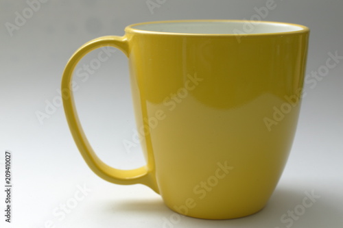 黄色いマグカップ