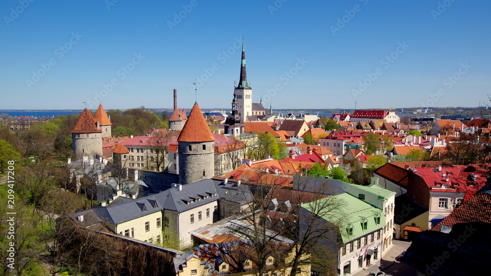 Tallin, zabytkowa stolica Estonii z piękną architekturą w kraju Unii Europejskiej znajdującym się w Europie Wschodniej - obrazy, fototapety, plakaty 