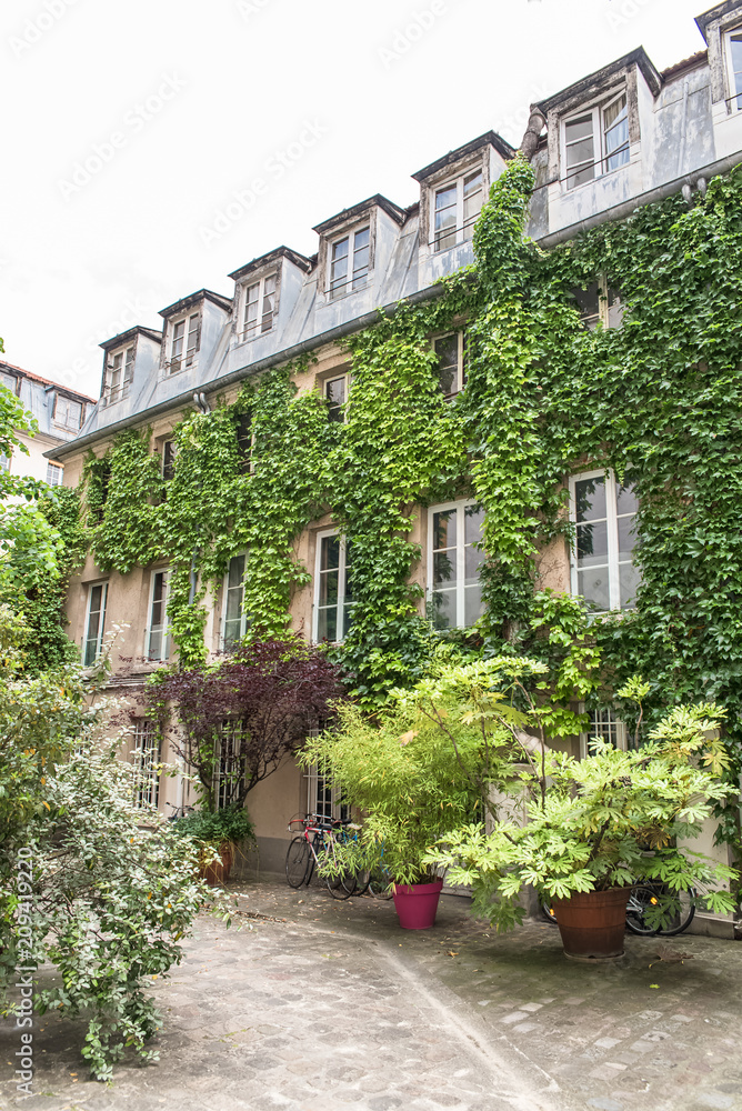 Fototapeta premium Paris, attractive houses in a parisian co-ownership in the Marais 