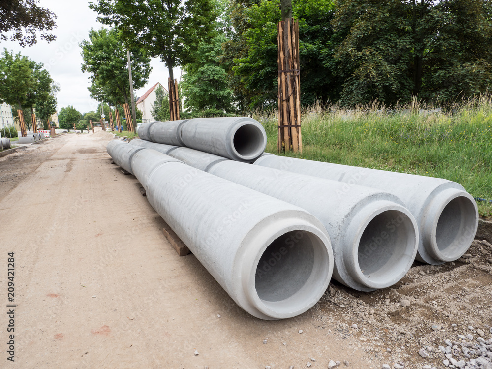 Betonrohre zur Kanalsanierung auf der Baustelle Betonrohre zur Kanalsanierung auf der Baustelle