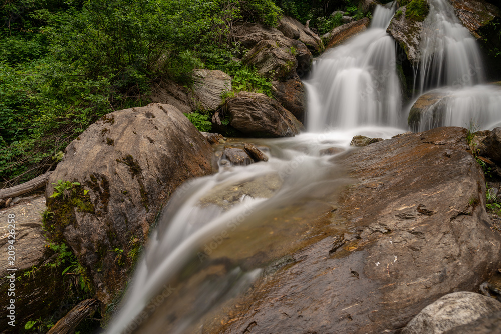 Naklejka premium Kaskadenwasserfall Barbarossaschlucht