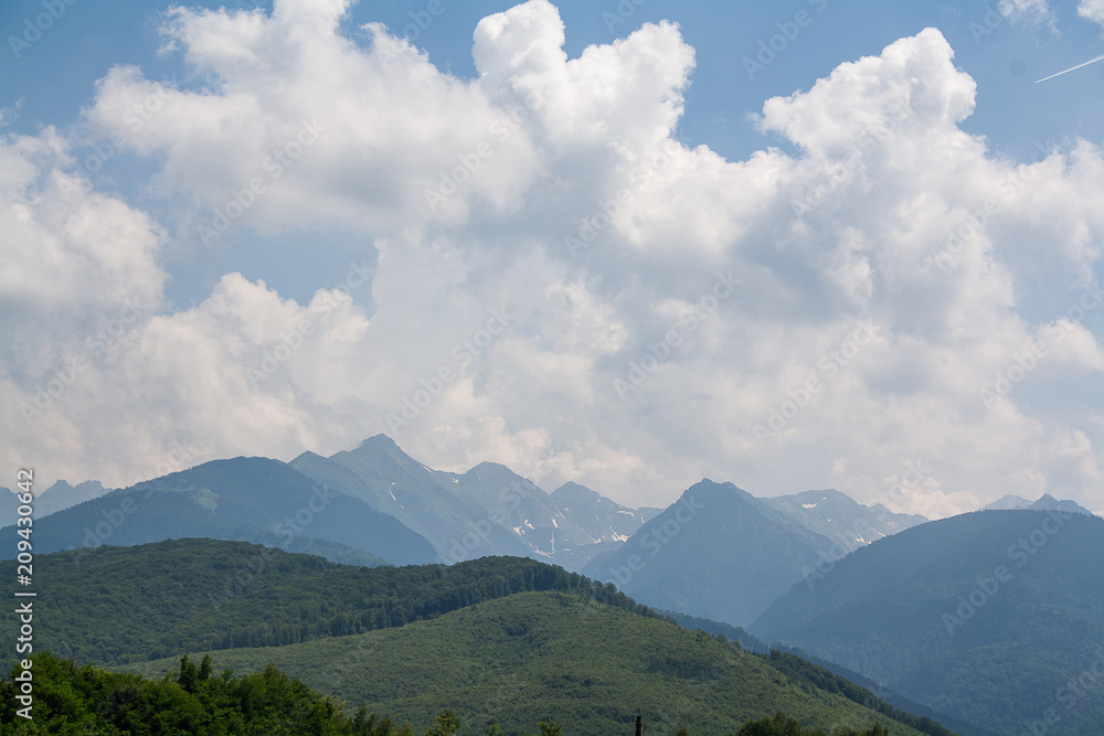 Fototapeta premium Przełęcz transfagaraska latem. Przekraczając Karpaty w Rumunii, Transfagarasan jest jedną z najbardziej spektakularnych górskich dróg na świecie