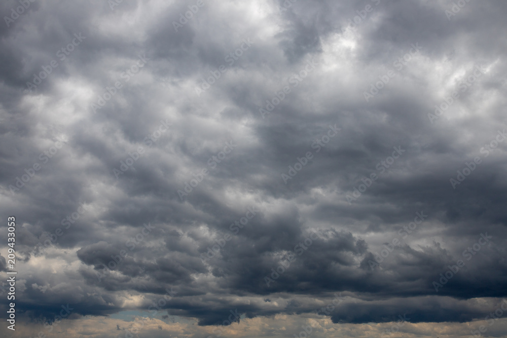 Obraz premium a dark cloud before rain