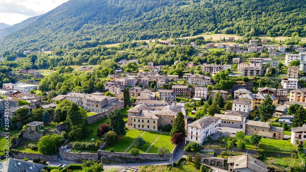 Teglio - Valtellina (IT) - Vista aerea di Palazzo Besta