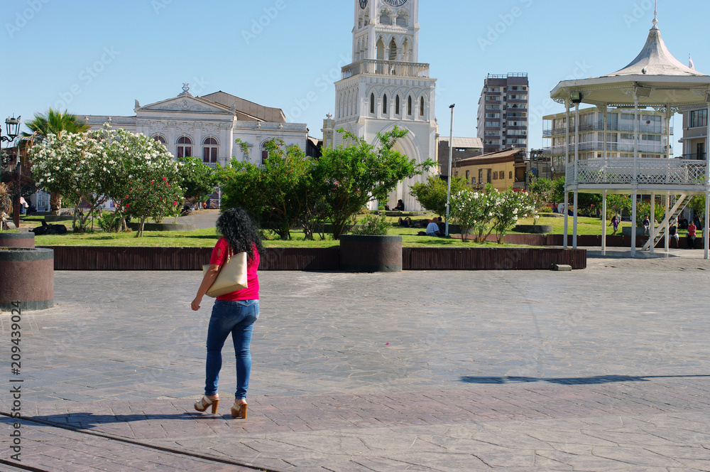 Femme en talons sur la place principale d'Iquique