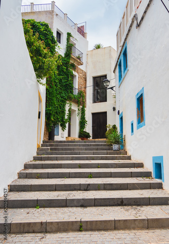 calle blanca en Ibiza, dalt vila, España. © Helena GARCIA