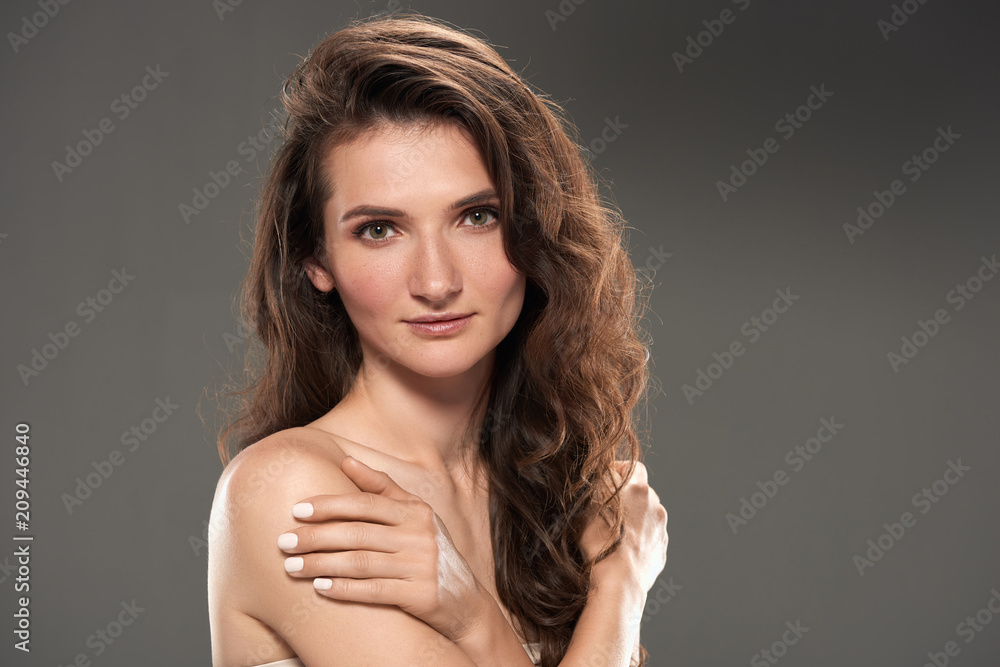 Naklejka premium beautiful nude woman with perfect skin, isolated on grey