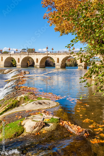  le Vidourle et le vieux pont romain à Sommières, Gard, Occitanie, France 