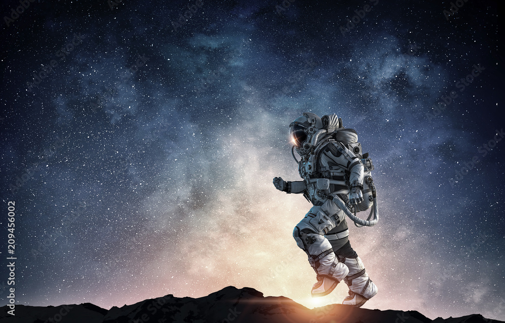 Obraz premium Spaceman running fast. Mixed media